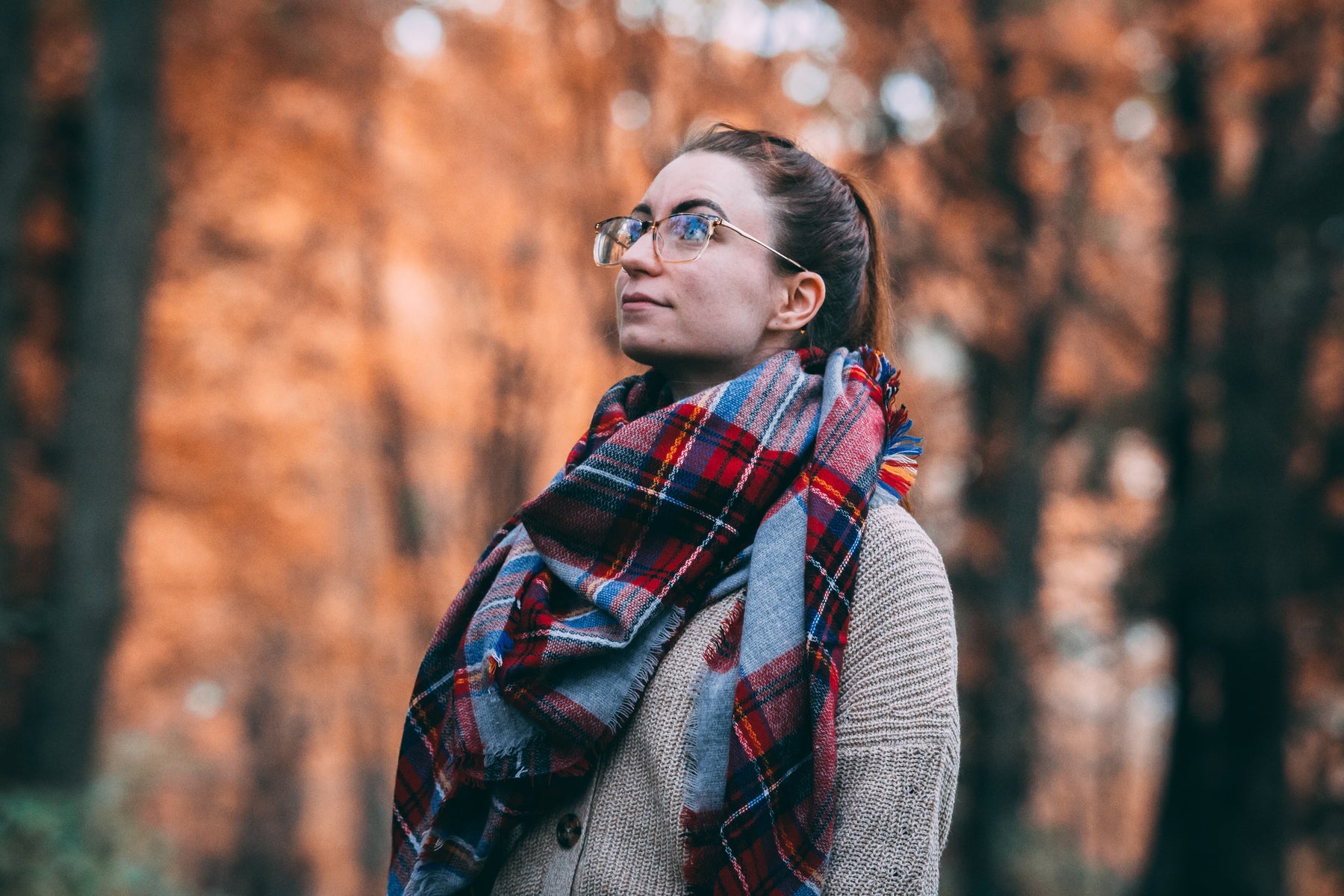 How to Tie Scarves for Different Necklines: V-Neck, Turtleneck, Scoop Neck, and More