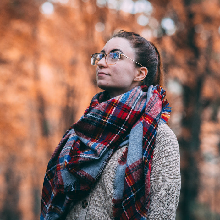 How to Tie Scarves for Different Necklines: V-Neck, Turtleneck, Scoop Neck, and More